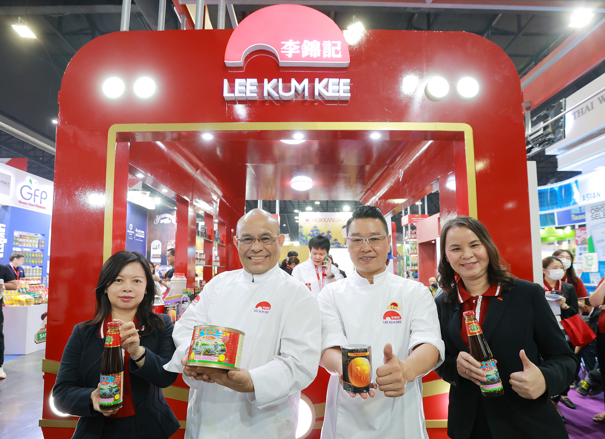 Ms. Cheryl Chan, Regional Marketing Director of Lee Kum Kee; Chef Thanarak Chuto (Chef Pom); Master Chef Kwok-keung Chan; and Ms. Pramata Chantakool, Senior Business Manager, Thailand of Lee Kum Kee pictured at THAIFEX (from left to right)